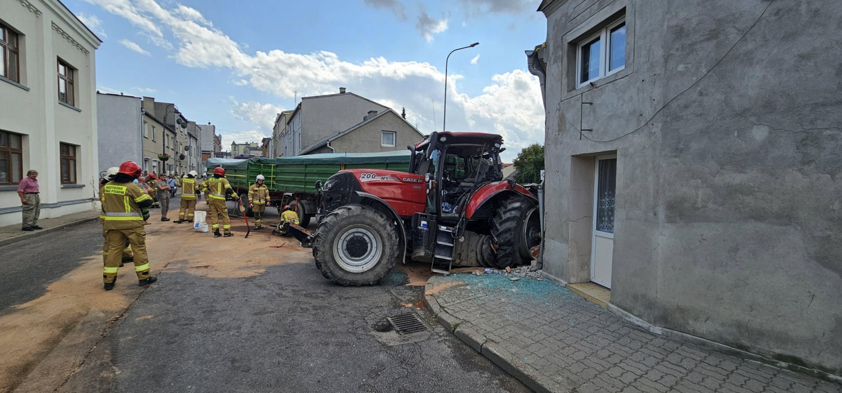 Traktor uderzył w auto i wjechał w budynki! Groźny wypadek pod Grudziądzem [ZDJĘCIA]
