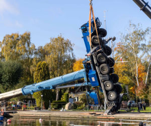 Dźwig przewrócił się na przystani żeglarskiej. Operator trafił do szpitala