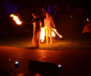 Pokaz fireshow w wykonaniu tancerzy i tancerek Teatru Ognia „Mantra” z Makowa Mazowieckiego