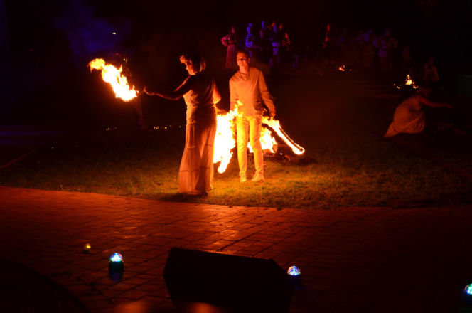 Pokaz fireshow w wykonaniu tancerzy i tancerek Teatru Ognia „Mantra” z Makowa Mazowieckiego