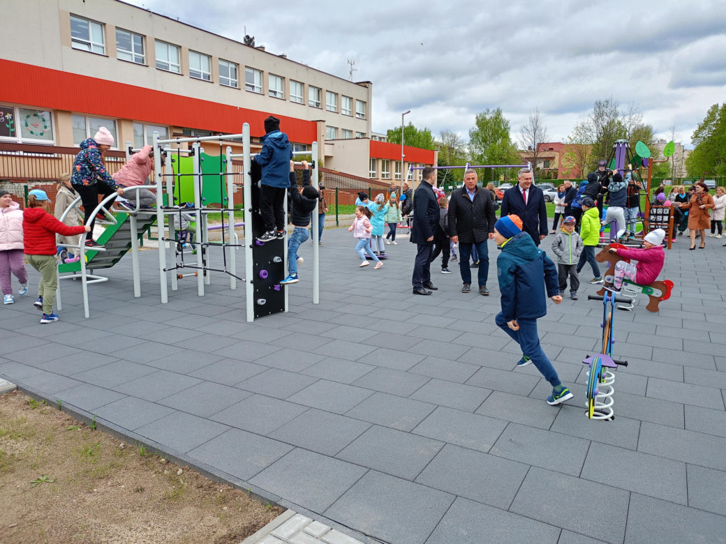 Nowy plac zabaw przy SP nr 8 w Siedlcach jest ogólnodostępny dla wszystkich mieszkańców miasta i dostosowany do potrzeb osób z niepełnosprawnością ruchową