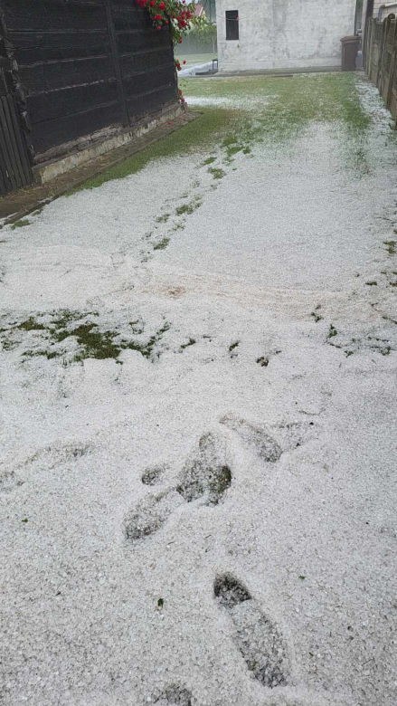 Potężna nawałnica z deszczem i gradem pod Sieradzem. 10 minut wystarczyło, by mieszkańcy mówili o "armagedonie" [ZDJĘCIA]