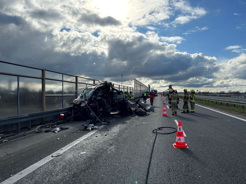 Makabryczny wypadek na S3 pod Gorzowem! Rozerwane na strzępy busy i ciężarówka. Dwie osoby zabrało pogotowie [ZDJĘCIA].