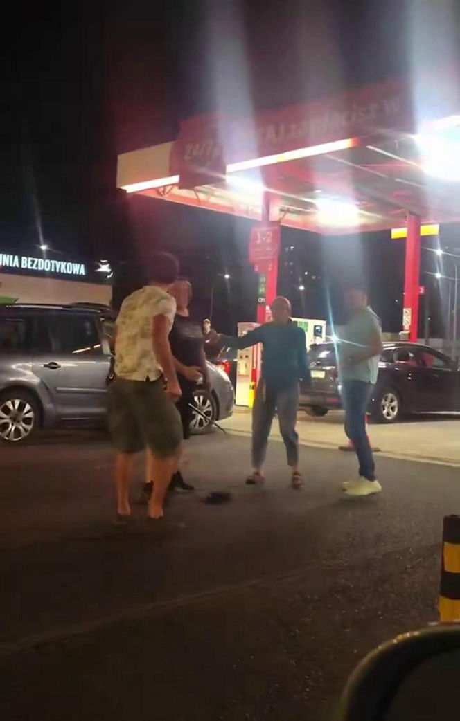 Wepchnął się w kolejkę do tankowania. Chwilę później wybuchła bójka