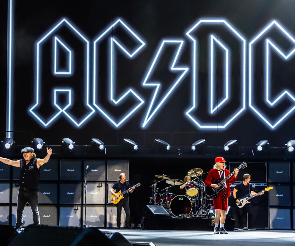 Muzycy AC/DC na scenie przed logotypem zespołu. O finale trasy Power Up World Tour przeczytasz na EskaRock.