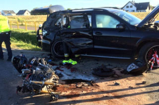 Tragiczny wypadek w Kosakowie. Motocyklista zginął w zderzeniu z Mercedesem