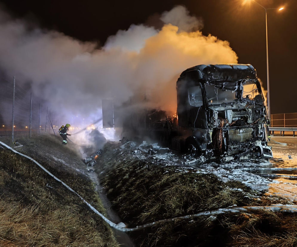 Groźny pożar na ekspresówce. Kierowca zdążył uciec z płonącej ciężarówki