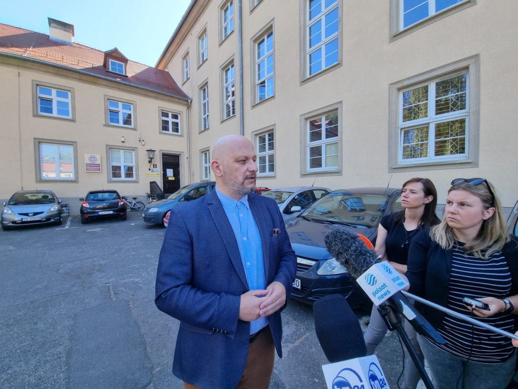 Dwójka dzieci wypadła z okna. Matka usłyszała wyrok