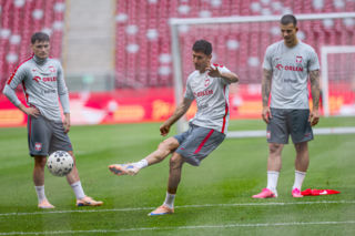 Robert Lewandowski w towarzystwie 72-latka na treningu kadry! To ikona. Widać dobrą komitywę