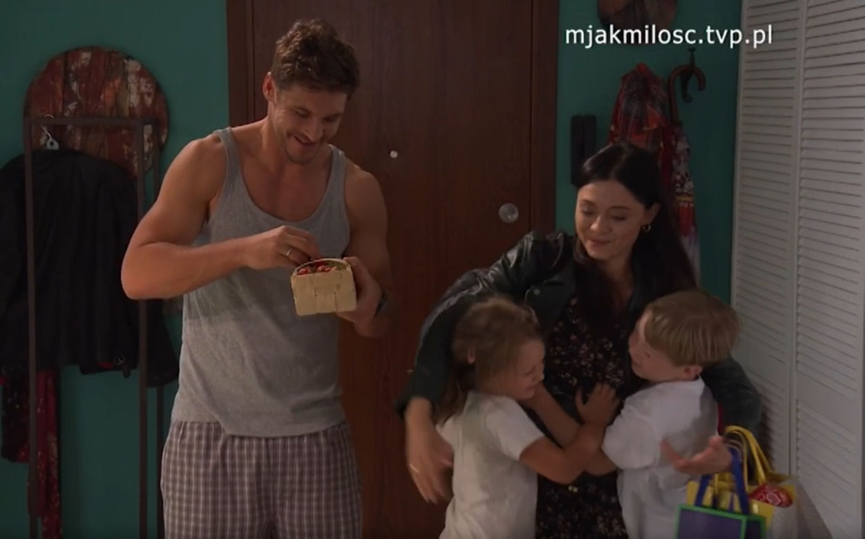 M jak miłość. Iza (Adriana Kalska), Marcin (Mikołaj Roznerski), Szymek (Staś Szczypiński), Maja (Laura Jankowska)