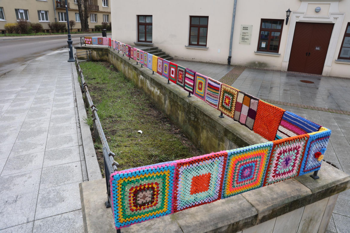 Kolorowe instalacje opanowały Lublin. Tak „Otulanie włóczką” świętuje swoje 10. urodziny!