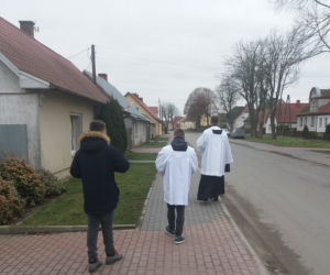 Rewolucyjny pomysł na wizytę duszpasterską! Parafianie będą mogli śledzić księdza