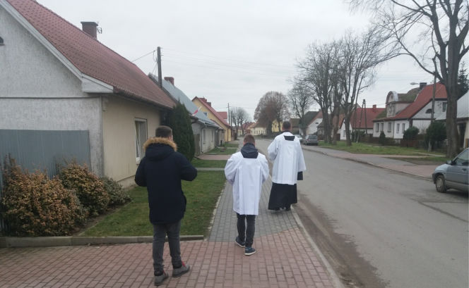 Rewolucyjny pomysł na wizytę duszpasterską! Parafianie będą mogli śledzić księdza