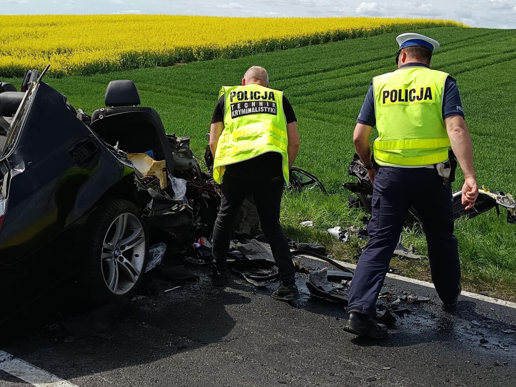 Tragiczny wypadek pod Wągrowcem! Nie żyją dwie osoby, w tym dziecko [ZDJĘCIA]