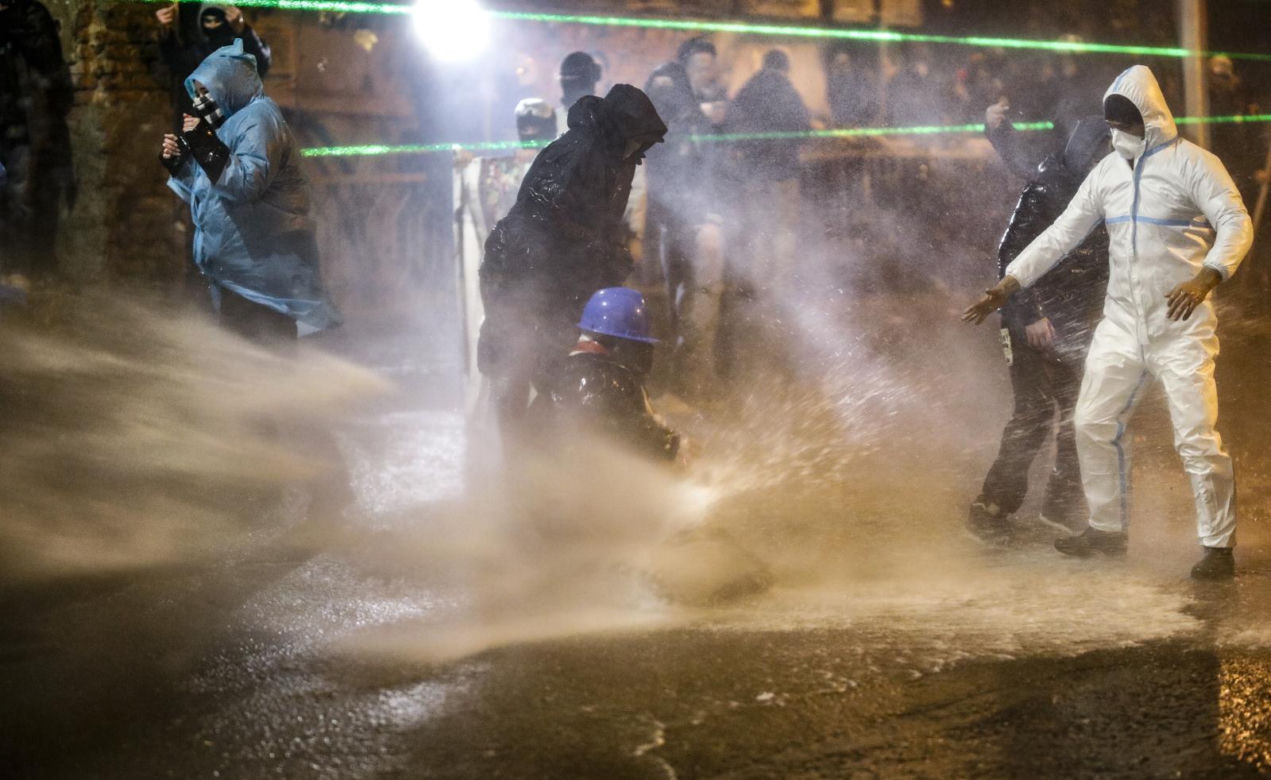 „Rewolucja fajerwerków”. Kolejna brutalna noc w Tbilisi 