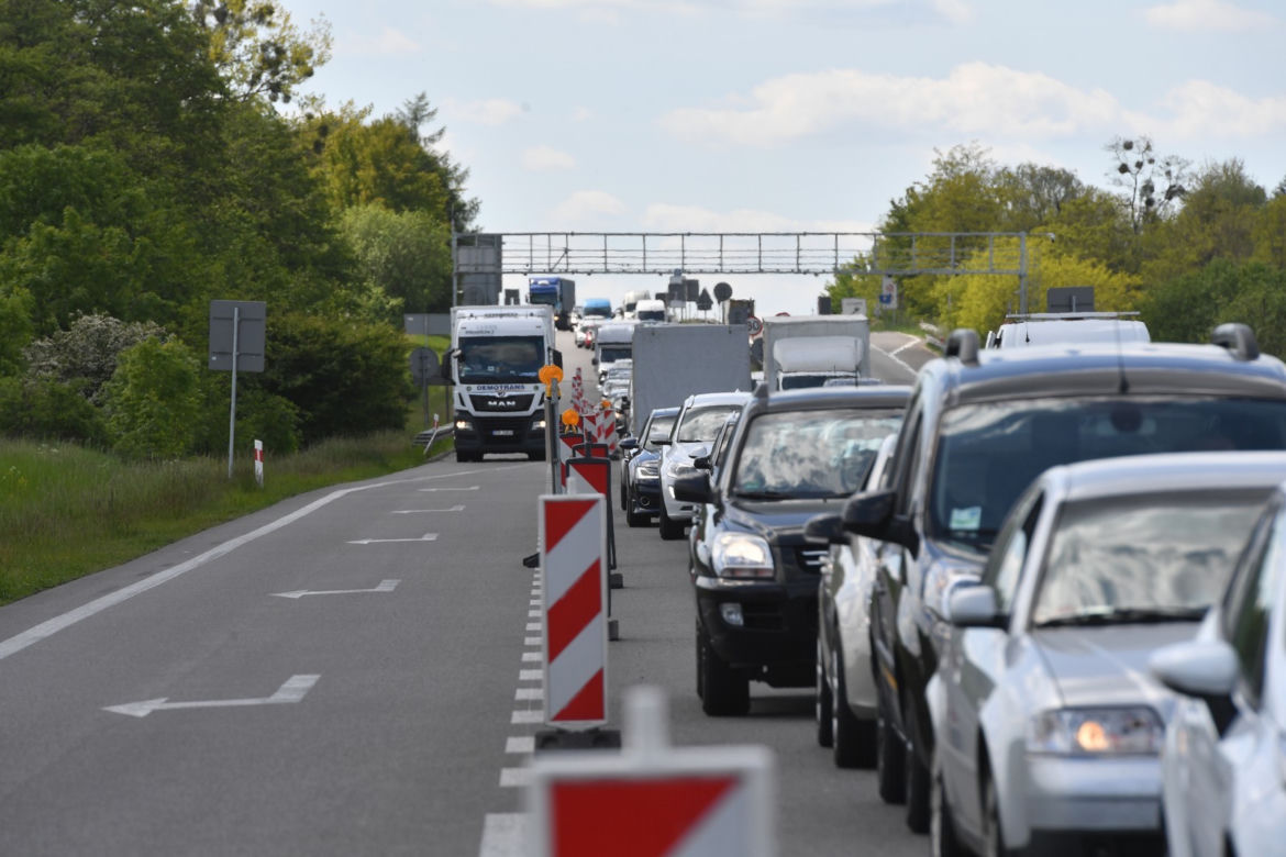 Ogromne korki na autostradzie prowadzącej do przejścia w Kołbaskowie