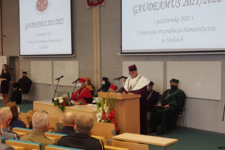 Koniec z nauką online na siedleckiej uczelni. Nowy rok akademicki studenci zainaugurowali stacjonarnie [AUDIO]