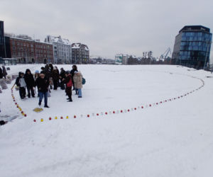 Światło zamiast nienawiści. Ułożyli ze zniczy symboliczne serce w 7 rocznicę śmierci Pawła Adamowicza