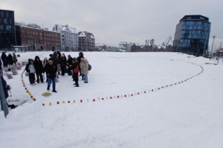 Światło zamiast nienawiści. Ułożyli ze zniczy symboliczne serce w 7 rocznicę śmierci Pawła Adamowicza