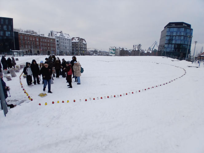 Światło zamiast nienawiści. Ułożyli ze zniczy symboliczne serce w 7 rocznicę śmierci Pawła Adamowicza