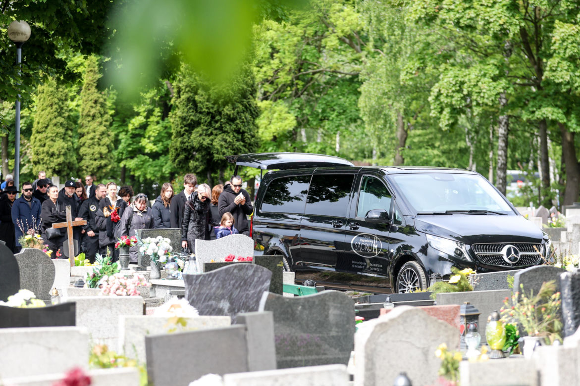 Tłumy na pogrzebie legendy polskiego rapu. Pożegnaliśmy Jokę z Kalibra 44