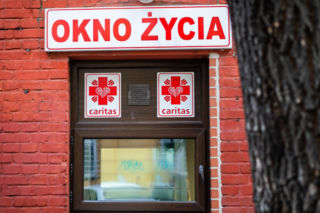 Kielce: Alarm w oknie życia! Ktoś zostawił kilkutygodniowego chłopca