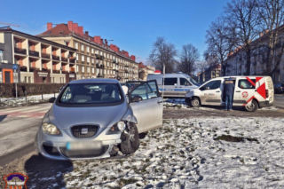 Kobieta włączyła się w Tychach do ruchu i zaczęło się piekło. Trzy samochody uszkodzone
