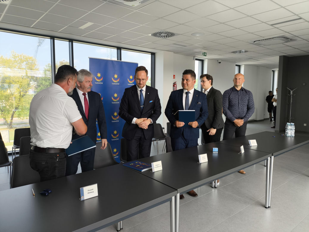 Podpisanie umowy na rozbudowę stadionu piłkarskiego w Mościcach