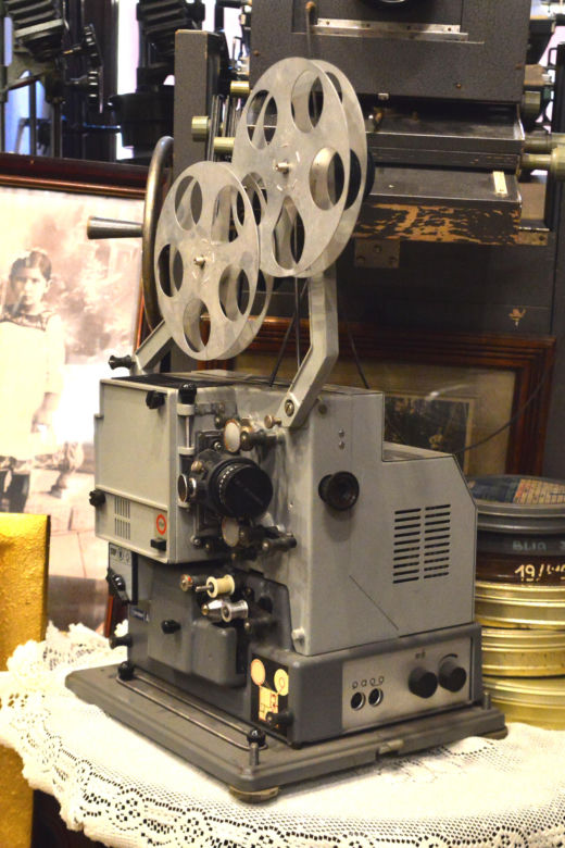 Projektor marki Elew do wyświetlania taśm filmowych 16 mm.