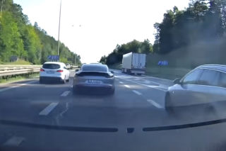 Jazda na suwak? Temu kierowcy coś się POMYLIŁO! - WIDEO z kamerki samochodowej szokuje