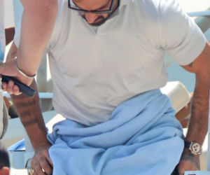 Michele Morrone zmienia kąpielowki na plaży w Taorminie