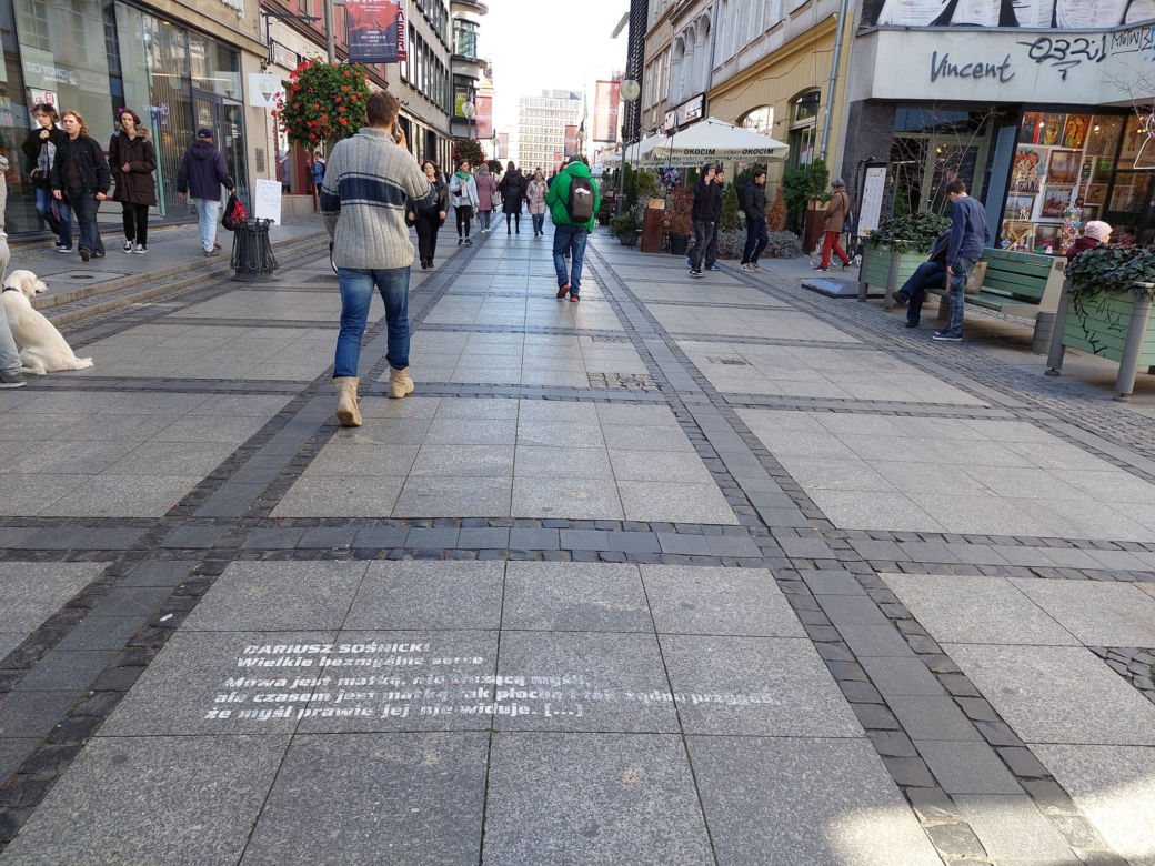 Na chodnikach Wrocławia pojawiły się nietypowe cytaty. O co w tym chodzi? [FOTO]