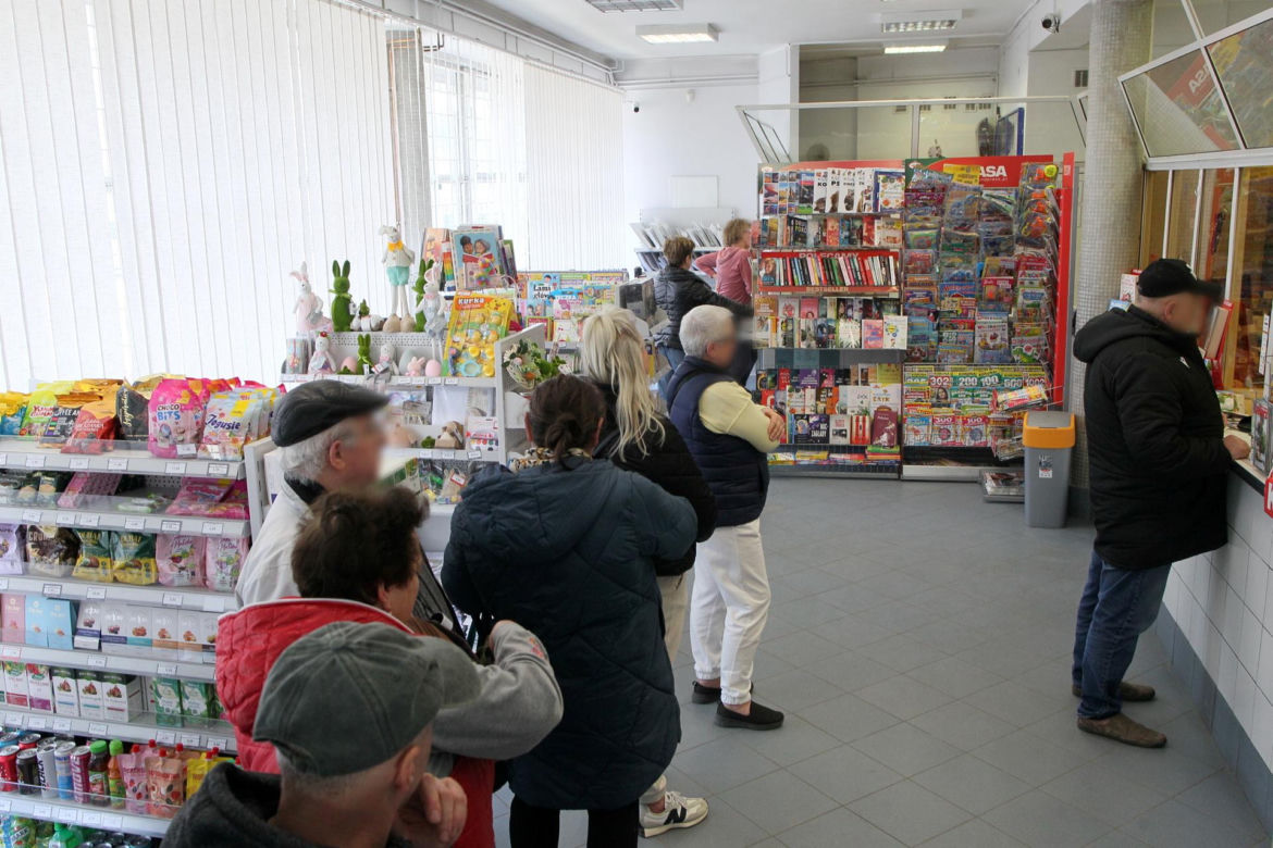 Ogromne kolejki, braki kadrowe oraz rażące zaniedbania ze strony listonoszy w Pocztach pod Warszawą