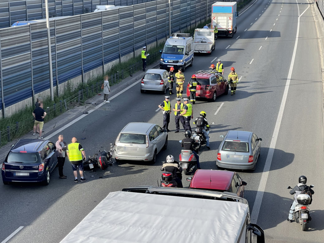 Karambol na S8 między Wisłostradą i Marymoncką. Zderzyło się 11 pojazdów. Droga zablokowana