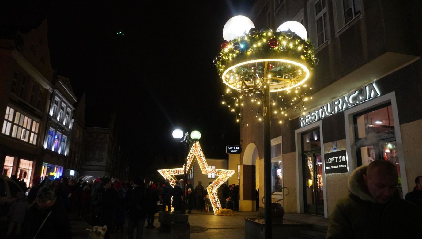 Olsztyn rozświetliły świąteczne iluminacje. Stare Miasto i centrum zachwycają!