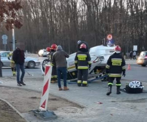 Tarnów: Dachowanie pod stadionem Unii! Taksówkarz trafił do szpitala