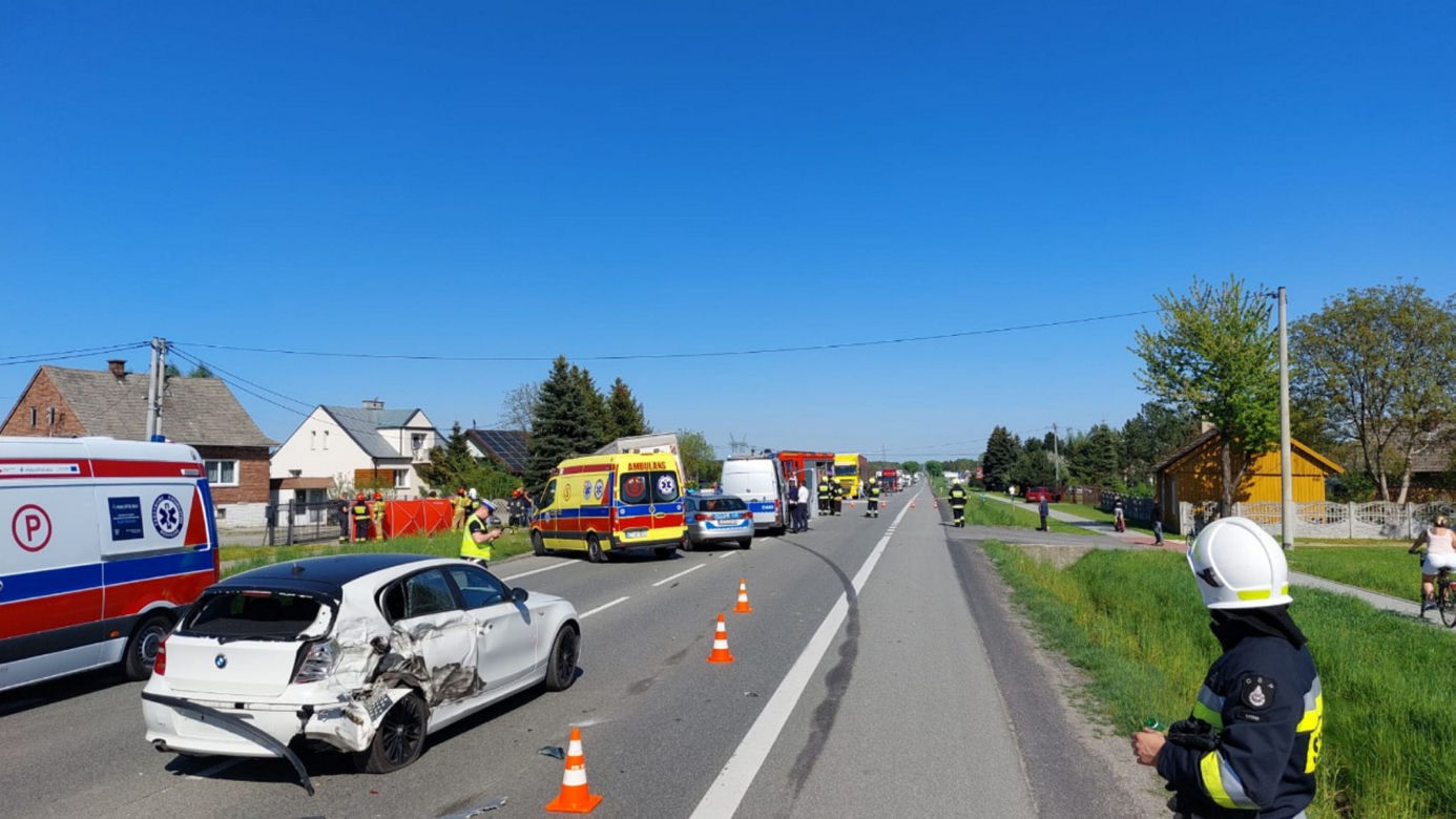 Potworne zderzenie w Ładnej pod Tarnowem. 37-latka nie żyje. Na jej pas zjechała 12-tonowa ciężarówka [ZDJĘCIA]
