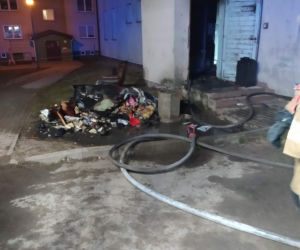 Ciechanów. Dwie osoby nie żyją, 17-latek poparzony! Koszmarny pożar mieszkania przy Komunalnej [ZDJĘCIA]
