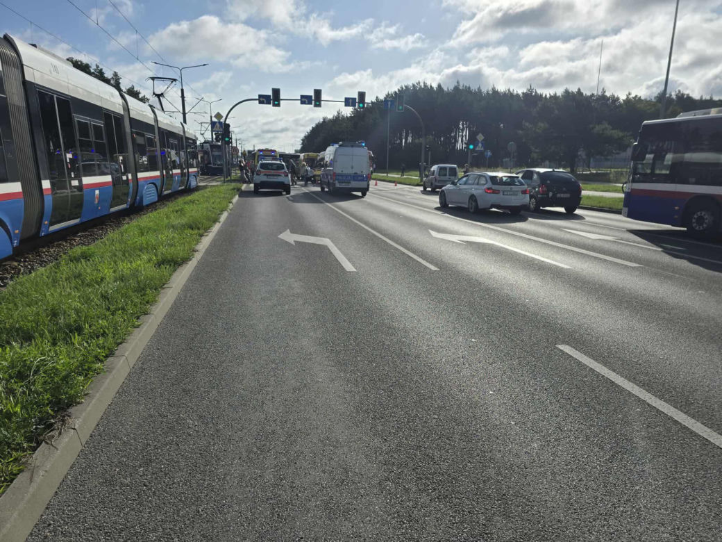 W środę, 6 sierpnia rano doszło do zderzenia autobusu z tramwajem, w którym podróżowało około 45 osób