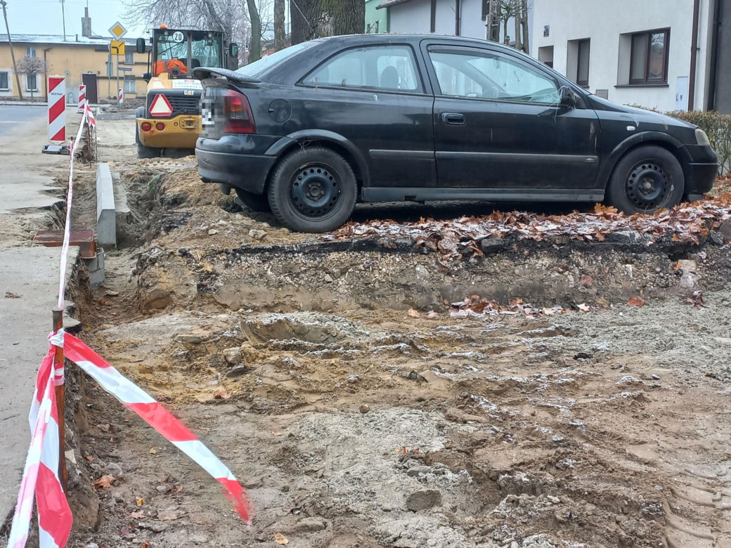Budują miejsca parkingowe, a tam samochód. Osobówka na kawałku ziemi w Lesznie
