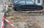 Budują miejsca parkingowe, a tam samochód. Osobówka na kawałku ziemi w Lesznie