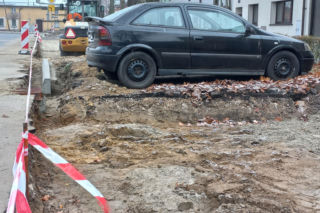Budują miejsca parkingowe, a tam samochód. Osobówka na kawałku ziemi w Lesznie