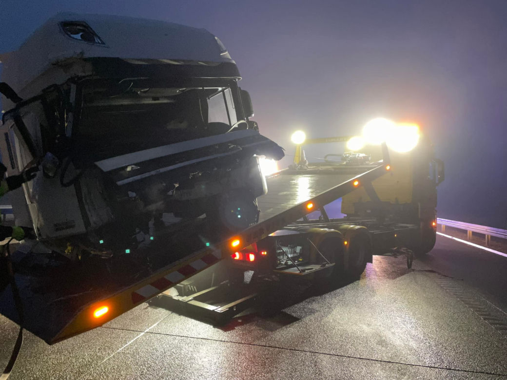 Dwie ciężarówki zderzyły się we mgle na autostradzie A1. Droga zablokowana