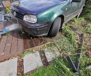 Szaleniec wjechał do ogródka. Rodzinę przed śmiercią uratowała pogoda