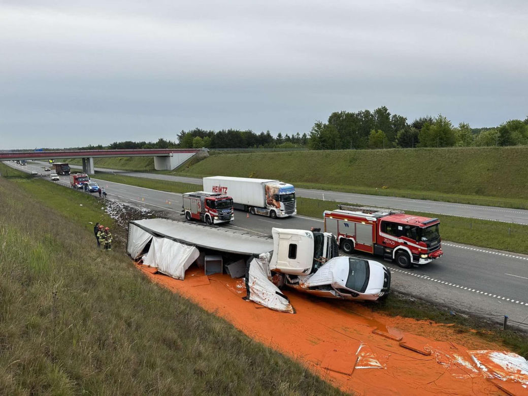Samochód ciężarowy uderzył w busa na A1