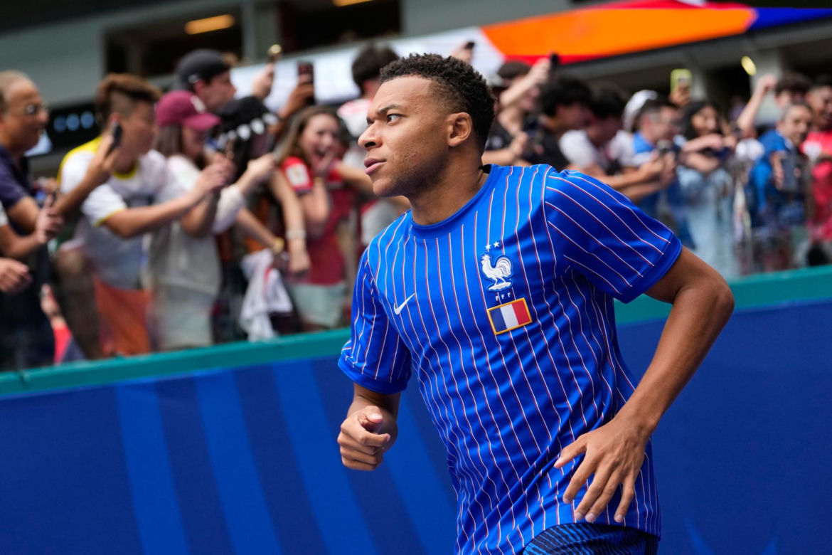 Kylian Mbappe z aktorką Ester Exposito na wakacjach na Sardynii