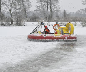 Gdy załamie się lód. Co robić, by uratować siebie lub kogoś, gdy wpadnie do wody?