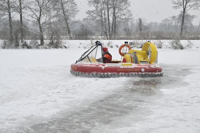 Gdy załamie się lód. Co robić, by uratować siebie lub kogoś, gdy wpadnie do wody?