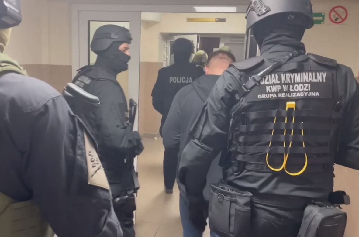 W mundurach policji sterroryzowali rodzinę. Przerażający napad pod Aleksandrowem Łódzkim [ZDJĘCIA]