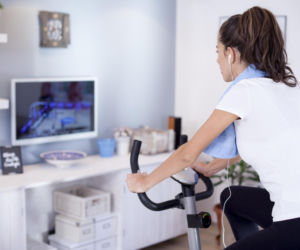 Chcesz schudnąć z brzucha bez wychodzenia z domu? W prosty sposób możesz spalić 500 kcal